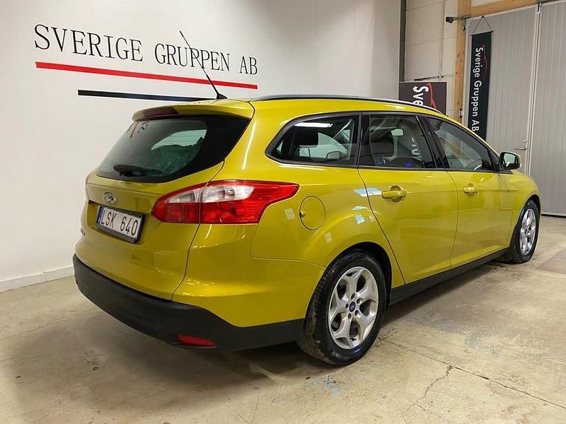 Begagnad Ford Focus Trend 95 HK (69 kW) 2011 Gul Kombi