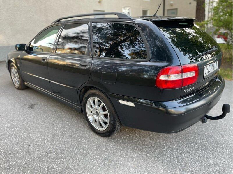 Svart Begagnad 2004 Volvo V40 Kombi | 32 000 kr (Marknadspris) - Bild 1/4