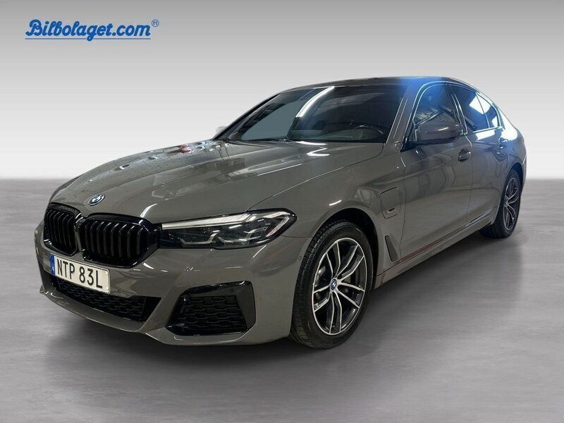 Grå Begagnad 2022 BMW 530e M Sport Sedan | 429 000 kr (Marknadspris) - Bild 1/4