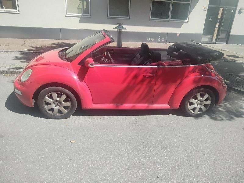 Röd Begagnad 2003 VW Beetle Cab | 65 000 kr (Marknadspris) - Bild 1/4