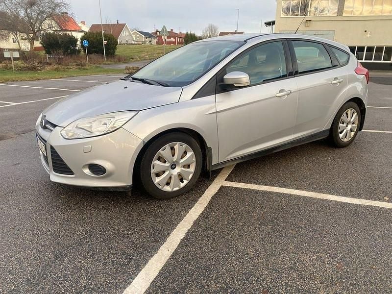 Grå Begagnad 2012 Ford Focus Trend Halvkombi | 29 900 kr (Superpris) - Bild 1/4