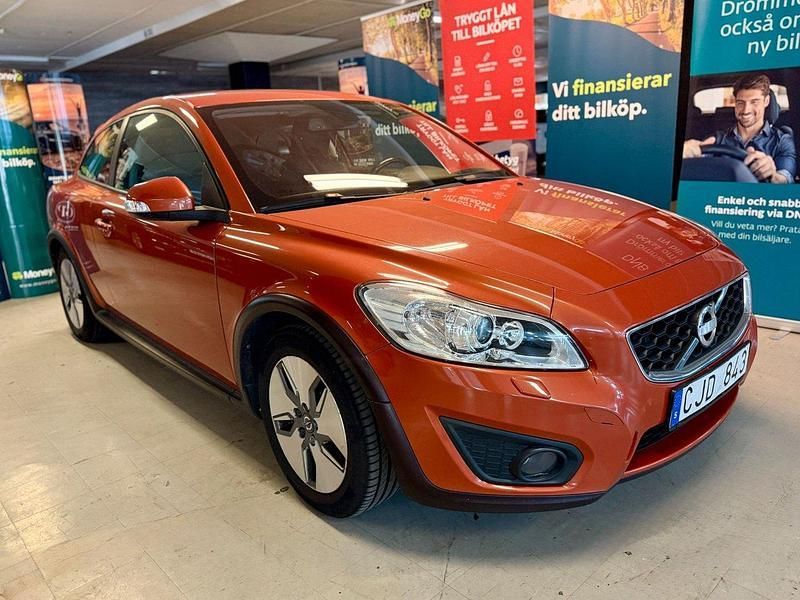 Röd Begagnad 2010 Volvo C30 Momentum Halvkombi | 79 900 kr (Lite dyr) - Bild 1/4