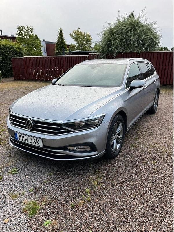 Silver Begagnad 2020 VW Passat Business Kombi | 249 000 kr (Bra pris) - Bild 1/4