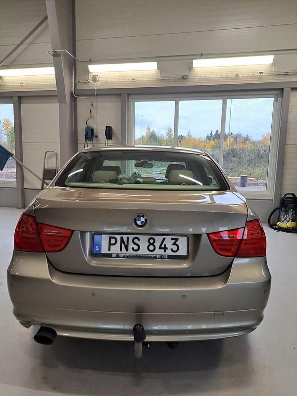 Begagnad BMW 318 143 HK (105 kW) 2009 Sedan