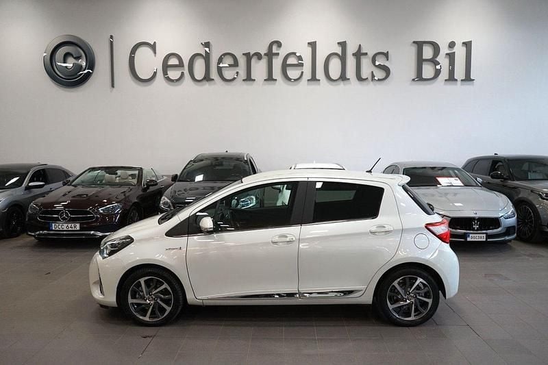 Ljusgrå Begagnad 2017 Toyota Yaris Hybrid Executive Halvkombi | 149 900 kr (Marknadspris) - Bild 1/4