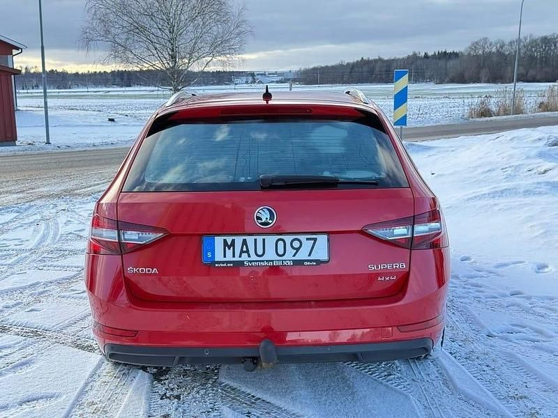 Begagnad Skoda Superb Style 150 HK (110 kW) 2016 Röd Kombi