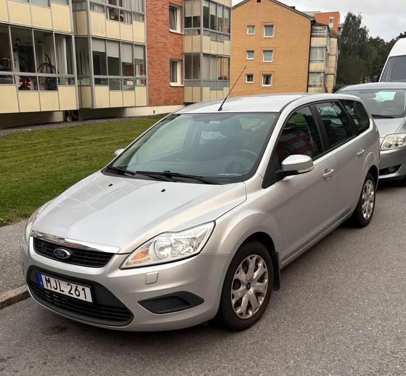 Grå Begagnad 2010 Ford Focus Trend Kombi | 19 000 kr (Marknadspris) - Bild 1/4