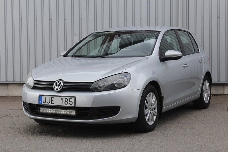Silver Begagnad 2010 VW Golf VI Halvkombi | 44 900 kr (Bra pris) - Bild 1/4