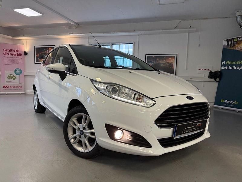 Vit Begagnad 2017 Ford Fiesta Titanium Halvkombi | 79 900 kr (Marknadspris) - Bild 1/4