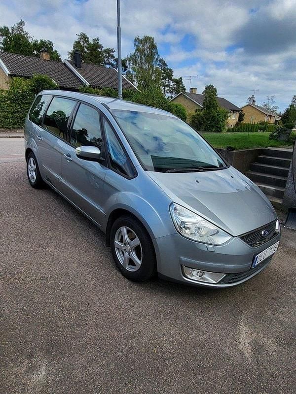 Grå Begagnad 2010 Ford Galaxy Minibuss | 37 000 kr - Bild 1/4