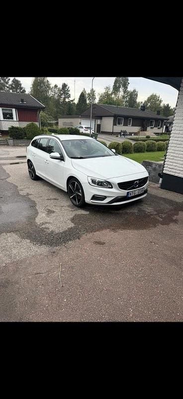 Vit Begagnad 2014 Volvo V60 R-Design Kombi | 110 500 kr (Lite dyr) - Bild 1/4