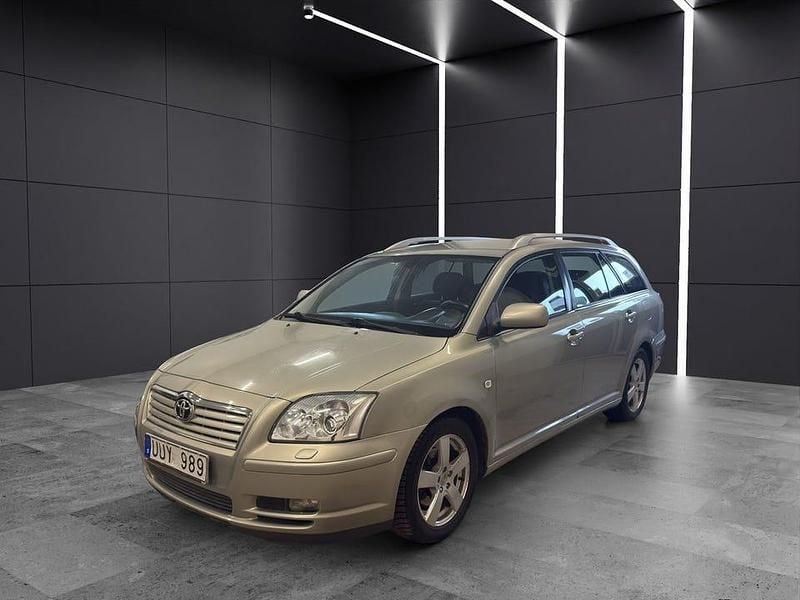 Röd Begagnad 2004 Toyota Avensis Kombi | 26 990 kr (Bra pris) - Bild 1/4