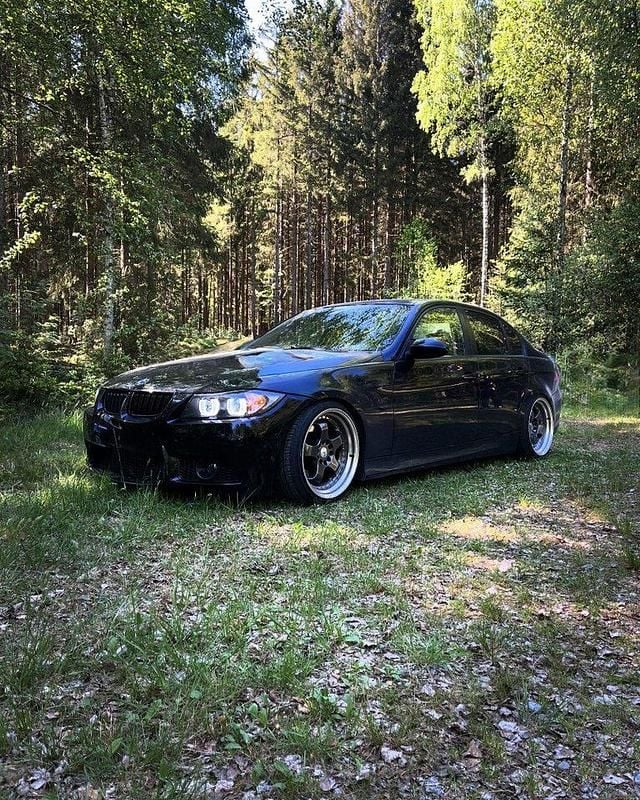 Svart Begagnad 2008 BMW 335 Sedan | 110 000 kr (Superpris) - Bild 1/4