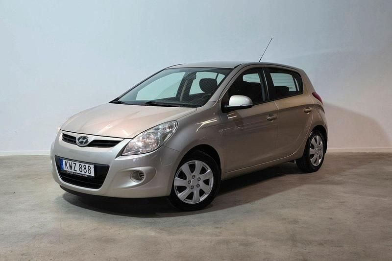 Silver Begagnad 2011 Hyundai i20 Halvkombi | 84 900 kr (Dyr) - Bild 1/3