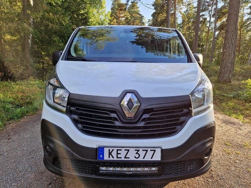 Vit Begagnad 2016 Renault Trafic Van | 185 000 kr - Bild 1/4