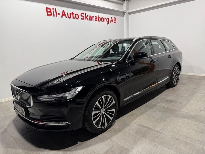 Begagnad Volvo V90 Core 350 HK (257 kW) 2023 Svart Kombi