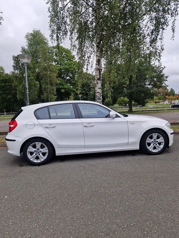 Vit Begagnad 2011 BMW 116 Halvkombi | 52 000 kr (Marknadspris) - Bild 1/4