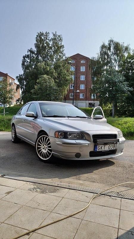 Grå Begagnad 2008 Volvo S60 Summum Sedan | 64 900 kr (Marknadspris) - Bild 1/4