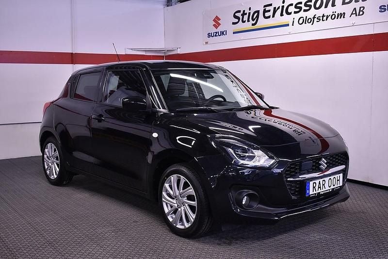 Svart Begagnad 2023 Suzuki Swift Halvkombi | 188 500 kr (Marknadspris) - Bild 1/4