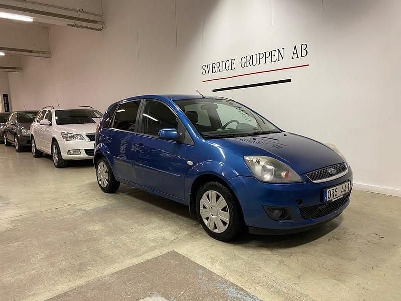 Blå Begagnad 2008 Ford Fiesta Halvkombi | 17 000 kr (Marknadspris) - Bild 1/4