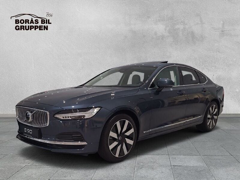 Mörkblå (blå) Ny 2024 Volvo S90 Plus Sedan | 669 000 kr (Lite dyr) - Bild 1/4