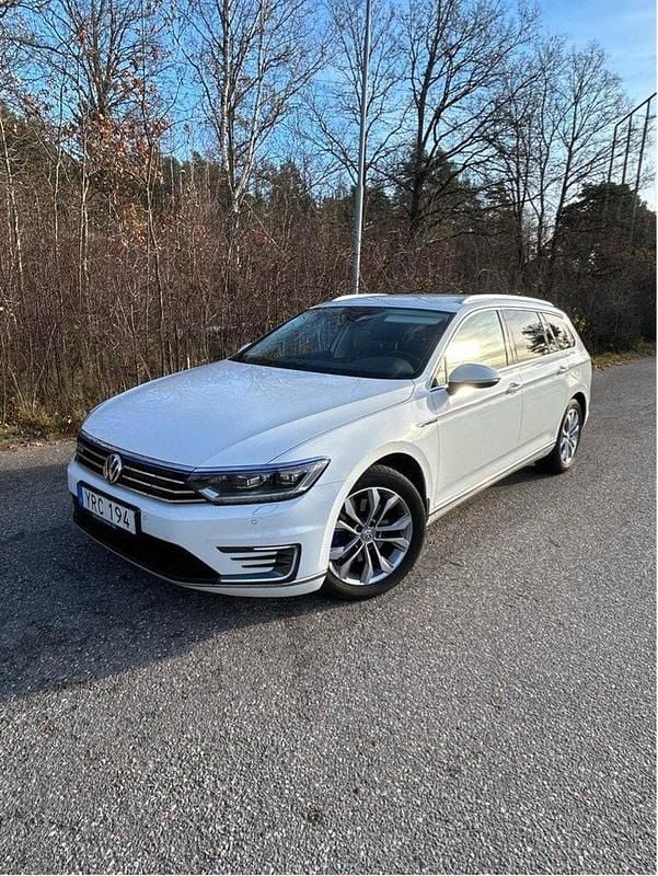 Vit Begagnad 2019 VW Passat GTE Kombi | 175 000 kr (Superpris) - Bild 1/4