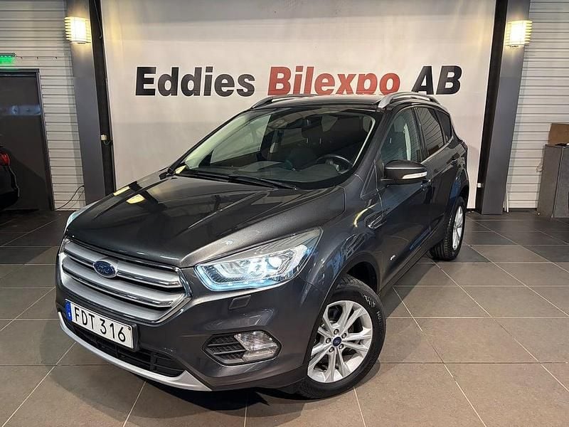 Grå metallic metallic Begagnad 2017 Ford Kuga Titanium SUV | 179 900 kr (Marknadspris) - Bild 1/4