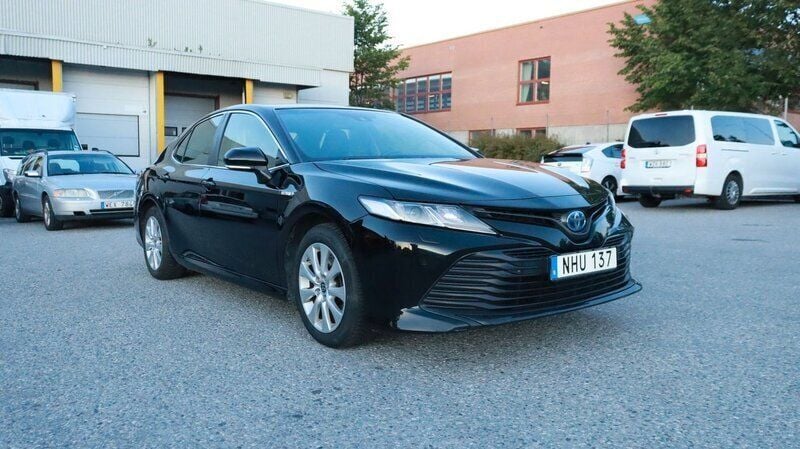 Svart Begagnad 2020 Toyota Camry Hybrid Active Sedan | 169 700 kr - Bild 1/4