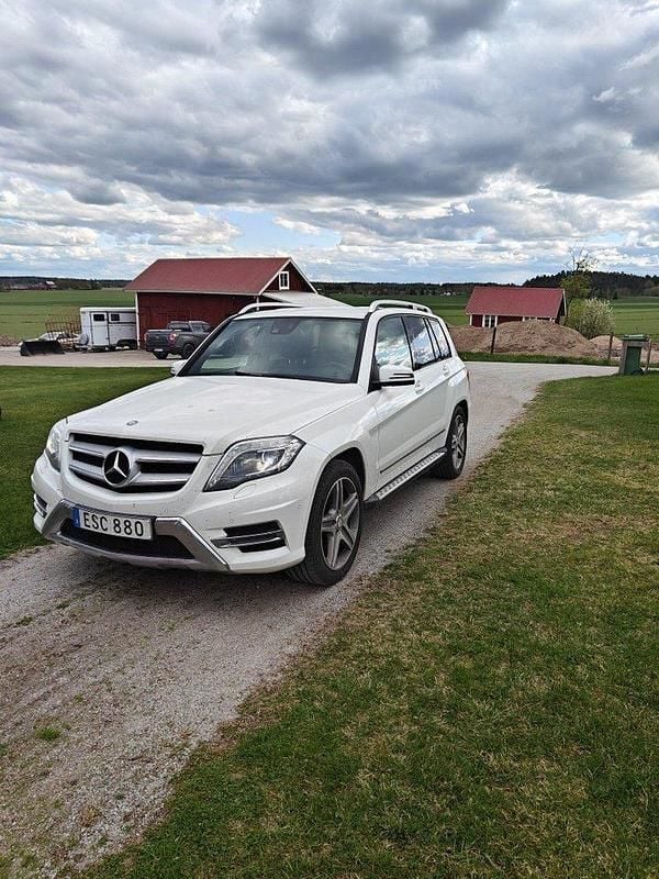 Vit Begagnad 2015 Mercedes GLK220 AMG line SUV | 205 000 kr (Marknadspris) - Bild 1/4