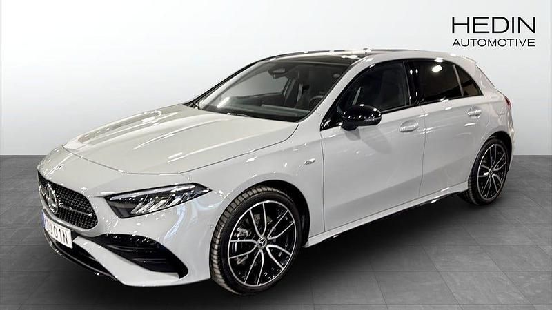 Grå Begagnad 2025 Mercedes A250 Advanced Halvkombi | 429 000 kr (Lite dyr) - Bild 1/4
