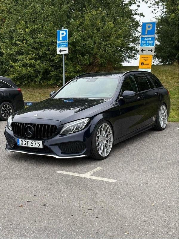 Blå Begagnad 2017 Mercedes C220 AMG line Kombi | 190 000 kr (Marknadspris) - Bild 1/4