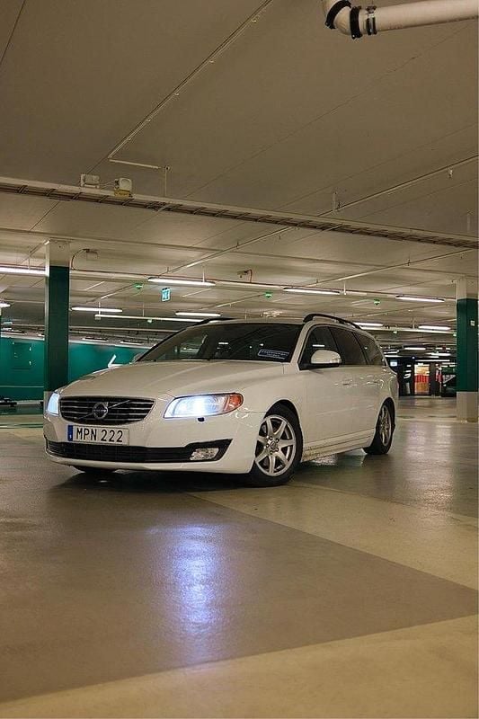 Vit Begagnad 2011 Volvo V70 Momentum Kombi | 87 000 kr (Marknadspris) - Bild 1/4