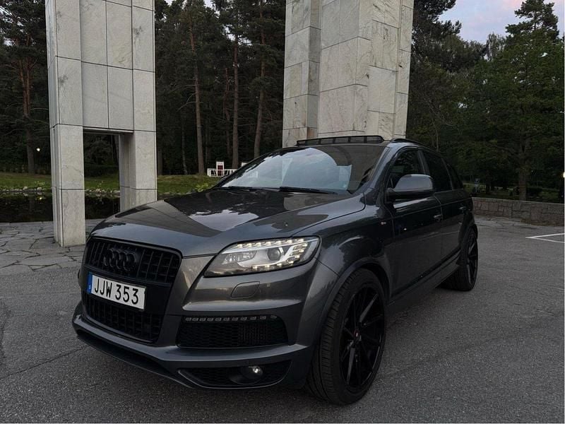 Grå Begagnad 2010 Audi Q7 Comfort SUV | 119 000 kr (Marknadspris) - Bild 1/4