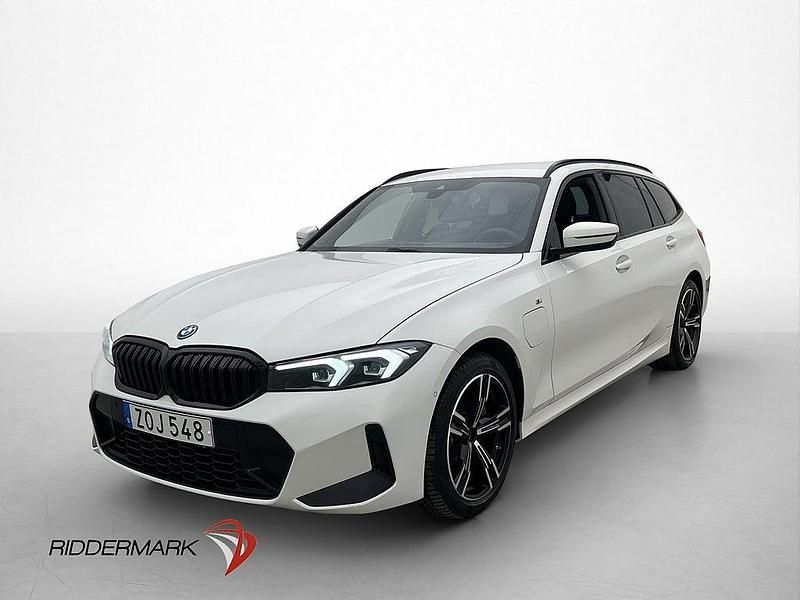 Begagnad BMW 330e M Sport 184 HK (135 kW) 2023 Vit Kombi