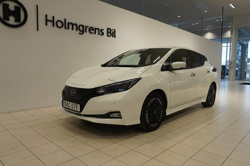 Vit Begagnad 2022 Nissan Leaf N-Connecta Halvkombi | 189 800 kr (Marknadspris) - Bild 1/4