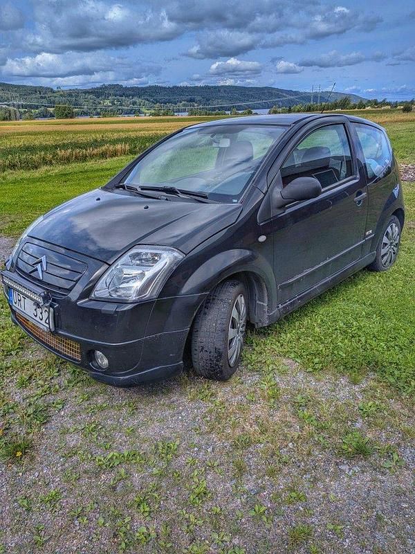 Svart Begagnad 2004 Citroën C2 Halvkombi | 15 000 kr (Marknadspris) - Bild 1/4