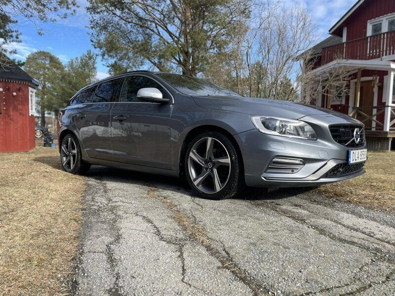 Grå Begagnad 2016 Volvo V60 R-Design Momentum Kombi | 180 000 kr (Lite dyr) - Bild 1/4