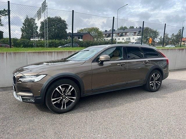 Brun Begagnad 2017 Volvo V90 CC Inscription Kombi | 259 000 kr (Marknadspris) - Bild 1/4