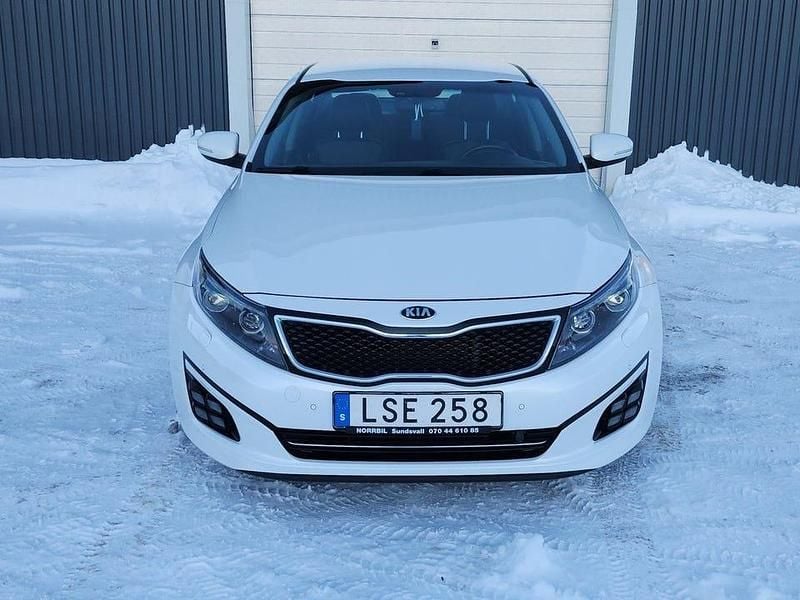 Vit Begagnad 2015 Kia Optima Sedan | 149 000 kr (Lite dyr) - Bild 1/4