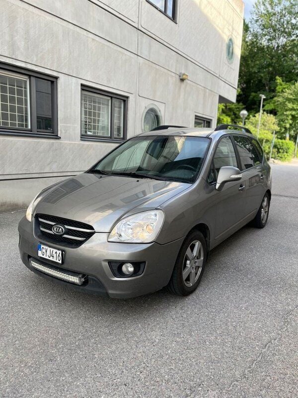 Grå Begagnad 2010 Kia Carens 4 Minibuss | 29 900 kr (Bra pris) - Bild 1/4