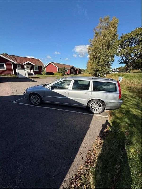 Grå Begagnad 2005 Volvo V70 Momentum Kombi | 55 000 kr (Dyr) - Bild 1/1