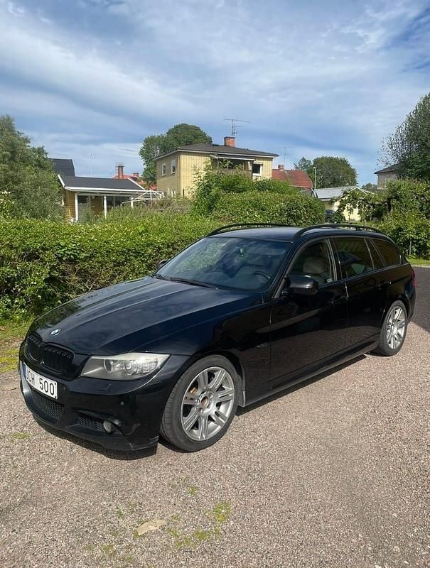 Begagnad BMW 330 245 HK (180 kW) 2009 Sapphire black Kombi