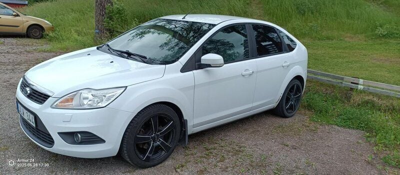 Svart Begagnad 2011 Ford Focus Halvkombi | 30 000 kr (Superpris) - Bild 1/2