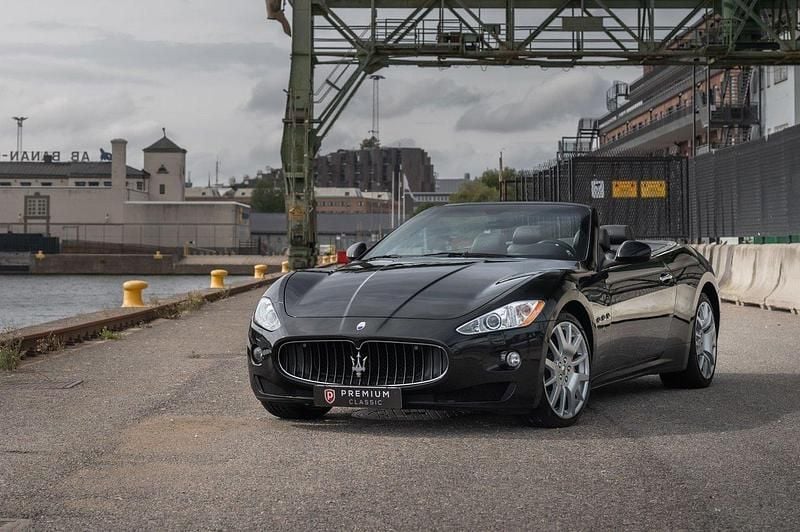 Svart Begagnad 2010 Maserati GranCabrio Cab | 495 000 kr - Bild 1/4