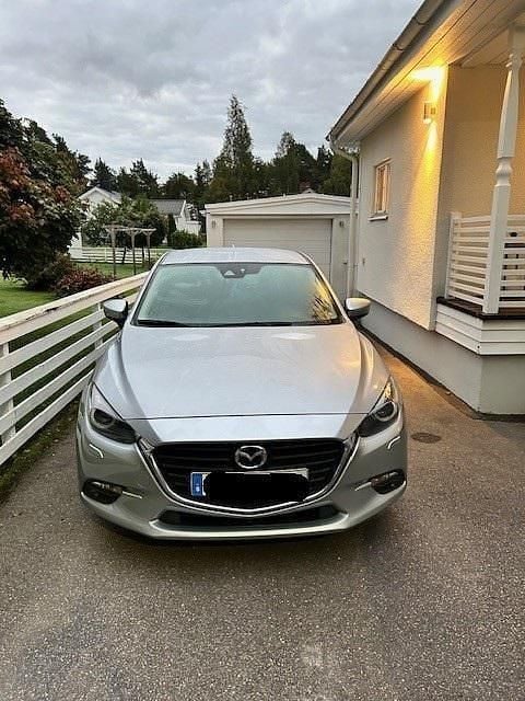 Grå Begagnad 2018 Mazda 3 Inclusive Halvkombi | 167 500 kr (Marknadspris) - Bild 1/4