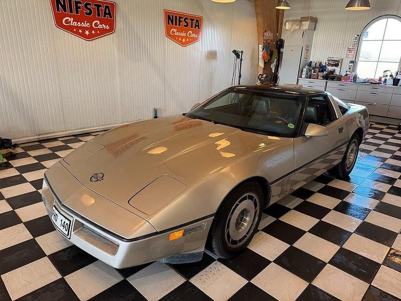 Ljusbrun Begagnad 1987 Chevrolet Corvette | 99 900 kr - Bild 1/4