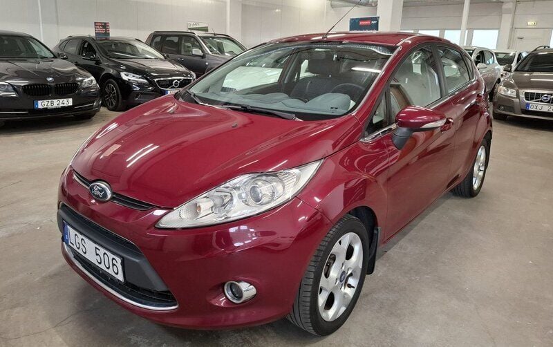 Mörkröd (röd) Begagnad 2011 Ford Fiesta Halvkombi | 55 000 kr (Marknadspris) - Bild 1/4