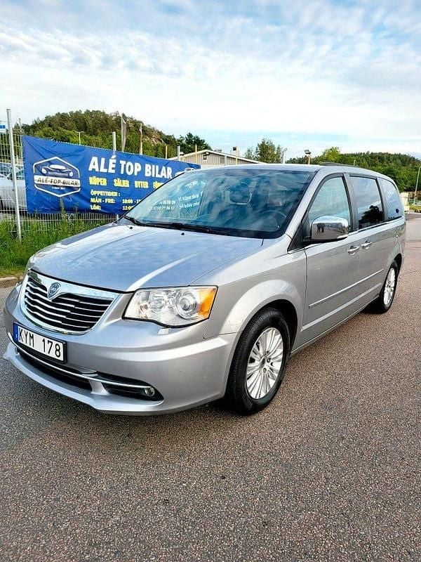 Grå Begagnad 2014 Lancia Voyager Minibuss | 124 900 kr (Bra pris) - Bild 1/4