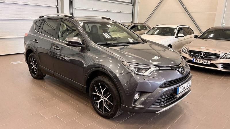 Mörkgrå (gråmetallic) Begagnad 2017 Toyota RAV4 Active SUV | 179 000 kr (Marknadspris) - Bild 1/4