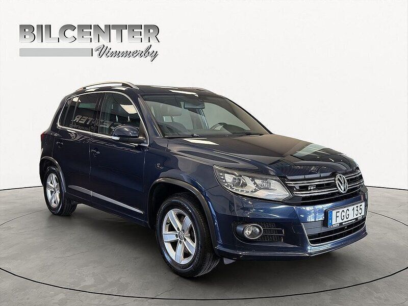 Mörkblå Begagnad 2014 VW Tiguan R-line SUV | 137 500 kr (Marknadspris) - Bild 1/4